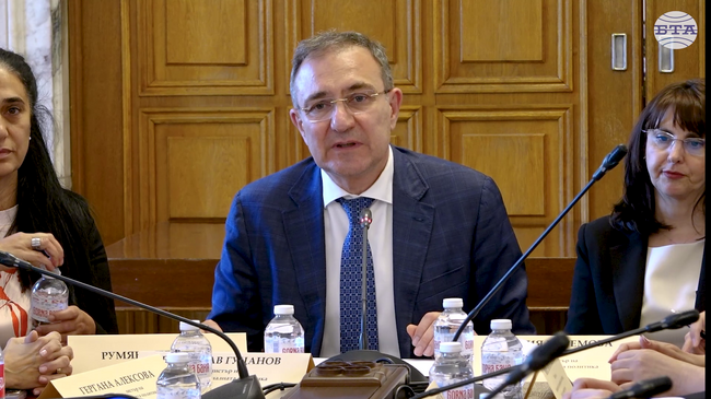 Предвидени са средствата за обезщетенията за деца, неприети в ясли и детски градини, каза министър Борислав Гуцанов