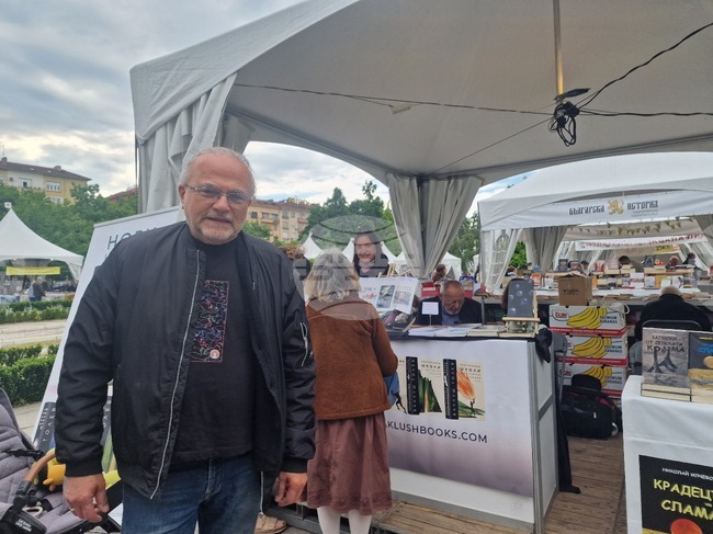 Панаирът на книгата е чудесен начин хората да минат покрай литературата, както се движат през своето ежедневие, каза Владимир Левчев 