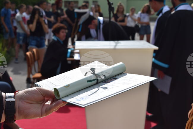 Около 250 абитуриенти от пернишки училища участват в онлайн конкурс "Мистър и Мисис Бал 2025 година"