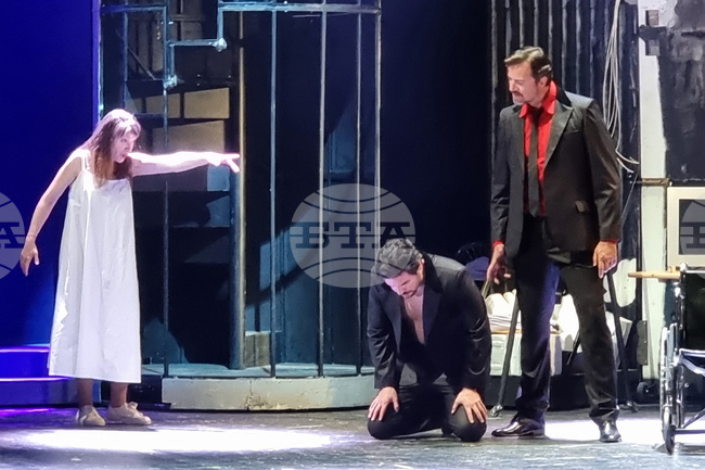 Когато гоним успехи и богатства, плащаме с душата и чистотата си, каза режисьорката Вера Немирова