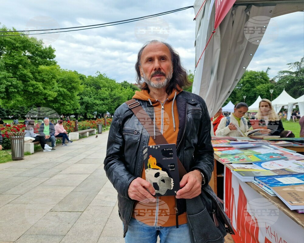 В книгата „В края на леглото " има цикъл, който е диалогичен с Бог, каза поетът Петър Чухов