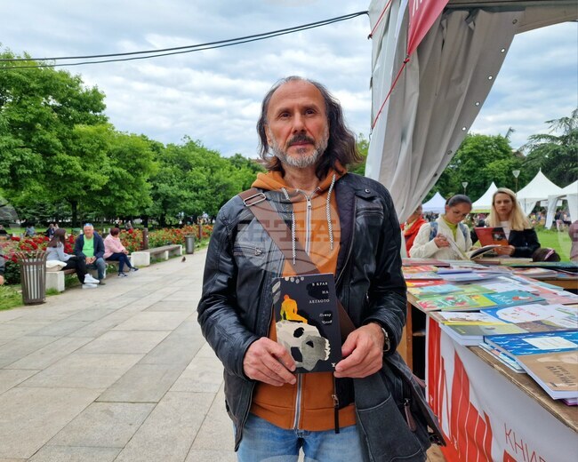 В книгата „В края на леглото " има цикъл, който е диалогичен с Бог, каза поетът Петър Чухов 