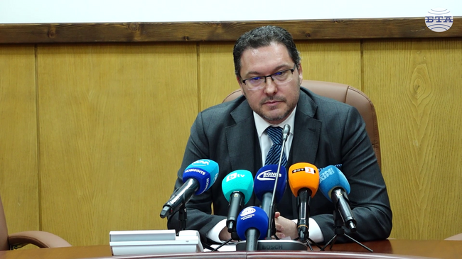 Бойко Рашков одобрява план и задължава администрацията да го изпълни, в него са въпросните икони, каза министър Даниел Митов