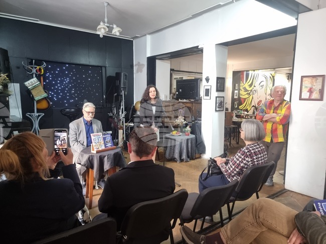 Премиерата на новата книга на Асен Сираков „Фейсбукър“ събра любители на българската литература в столичния клуб „Журналист“