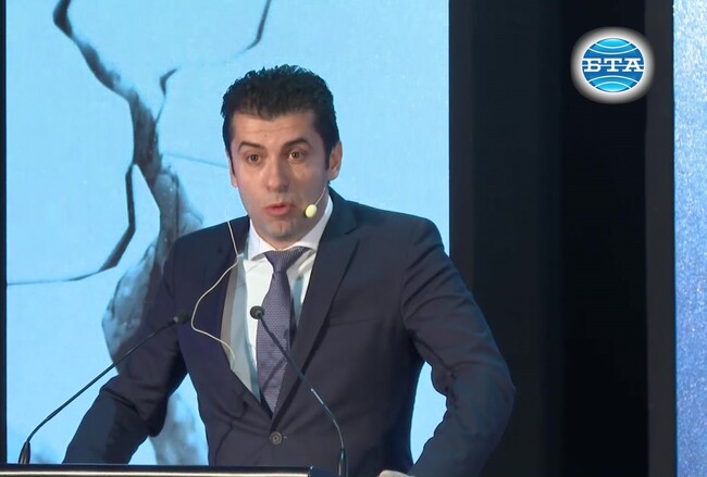 Трябва да разграничим нашата привързаност към Русия с режима на Путин, каза Кирил Петков на годишната среща с бизнеса 