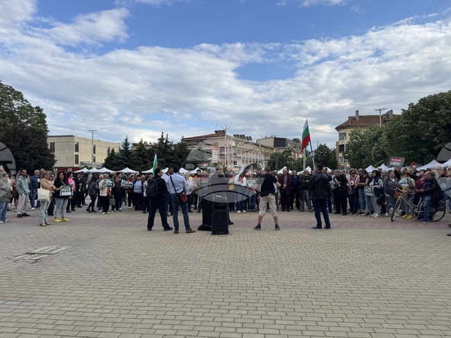 Десетки казанлъчани се събраха на протест с искане за референдум по въпроса за националната валута 