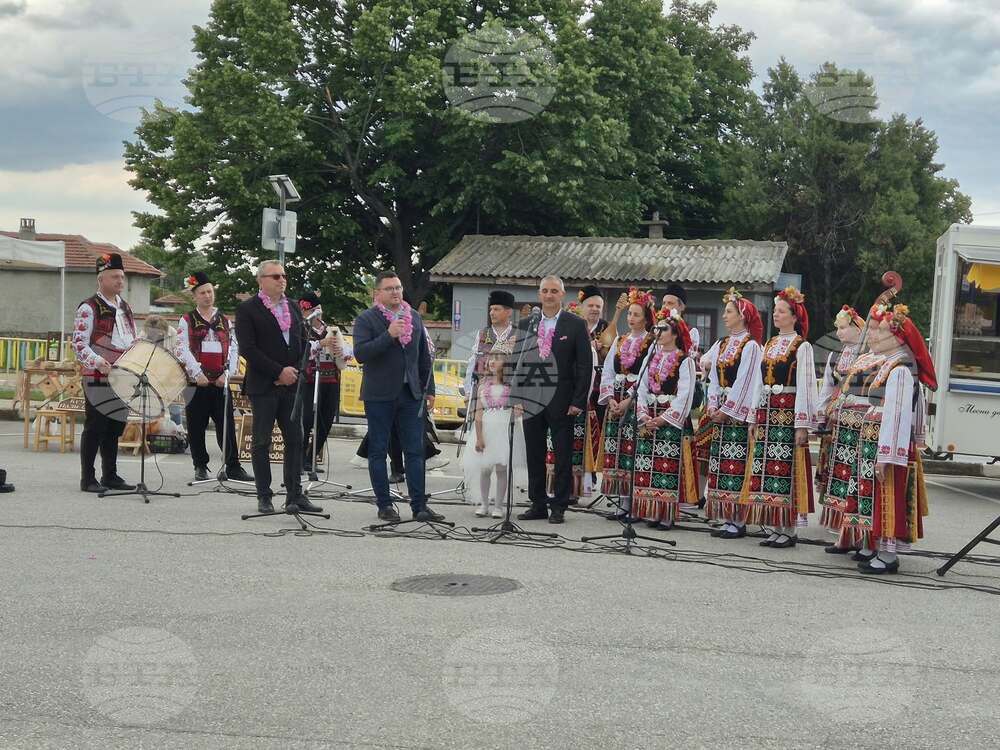 По време на Празника на розите в Гурково кметът Кънчо Папазов отличи розопроизводителя Петър Костадинов