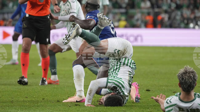 Иско от Бетис бе куриозно контузен от съотборника си Софиан Амрабат в мача срещу Утрехт