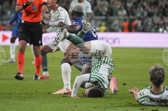 Иско от Бетис бе куриозно контузен от съотборника си Софиан Амрабат в мача срещу Утрехт