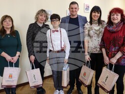 Снимка: Община Хасково - Кметът на Община Хасково Станислав Дечев награди днес носителя на Златната купа на Международната олимпиада по английски език