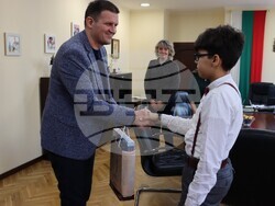 Снимка: Община Хасково - Кметът на Община Хасково Станислав Дечев награди днес носителя на Златната купа на Международната олимпиада по английски език