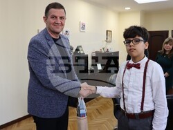 Снимка: Община Хасково - Кметът на Община Хасково Станислав Дечев награди днес носителя на Златната купа на Международната олимпиада по английски език