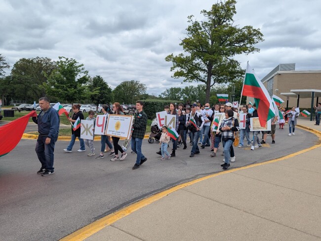 Ученици и учители от Българско училище „Слънчогледи“ взеха участие в шествието „Парад на България“ в Чикаго