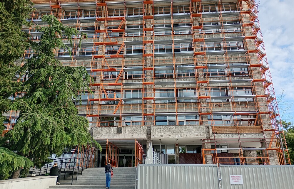 Поради ремонт на сградата на Община Стара Загора се предприе временно пребазиране на отдели и звена от администрацията