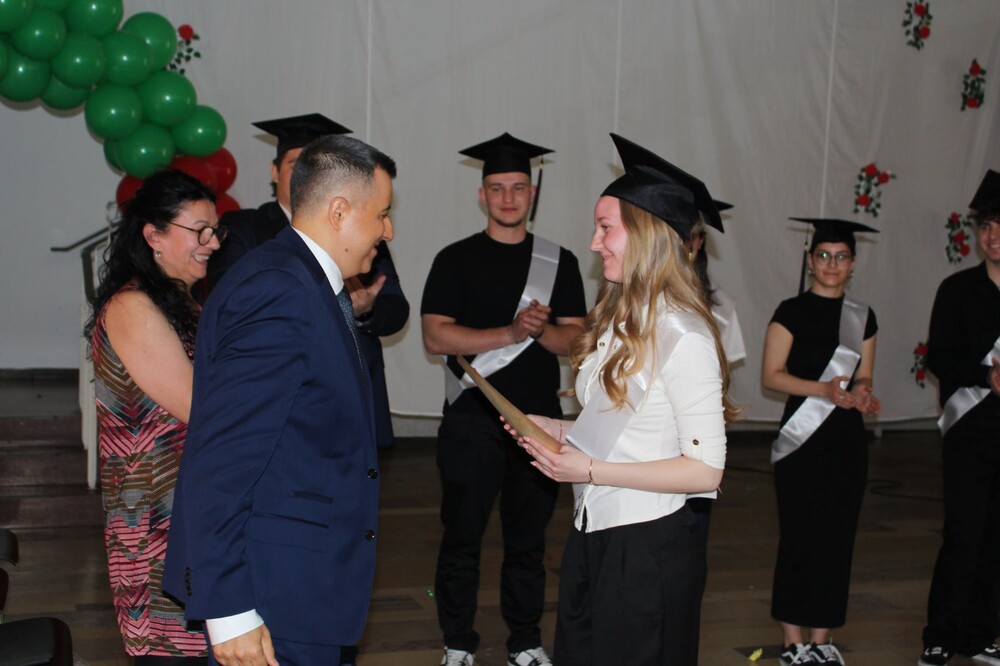 Генералният консул на България в Мюнхен връчи грамоти, написани на старобългарски език, на абитуриентите от училище „Златен век“ в Нюрнберг