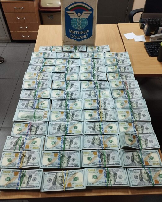 Двама турски граждани са обвинени за пренос на недекларирана валута за общо над 1 млн. лева през ГКПП "Капитан Андреево"