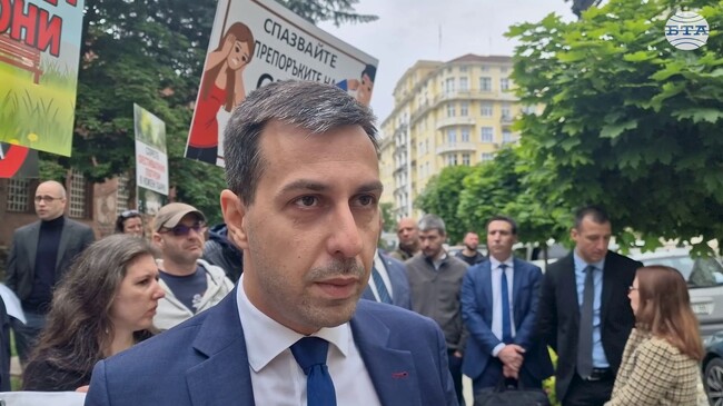 Граждани протестират пред сградата на Столичната община срещу предстоящ летен фестивал