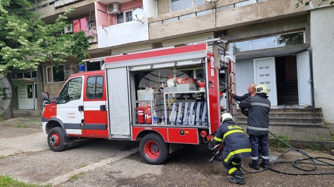 Пожарникари спасиха 70-годишен мъж при пожар в жилище в Сливен