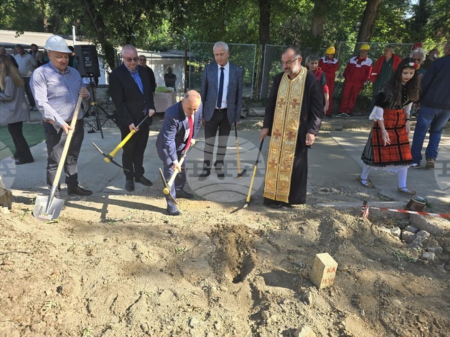 Със символична първа копка в Сандански започна изграждането на нов филиал на Център за спешна медицинска помощ