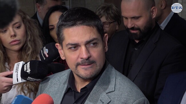 Председателят на Народното събрание не се справя и не може да въведе ред в залата, смята лидерът на МЕЧ Радостин Василев