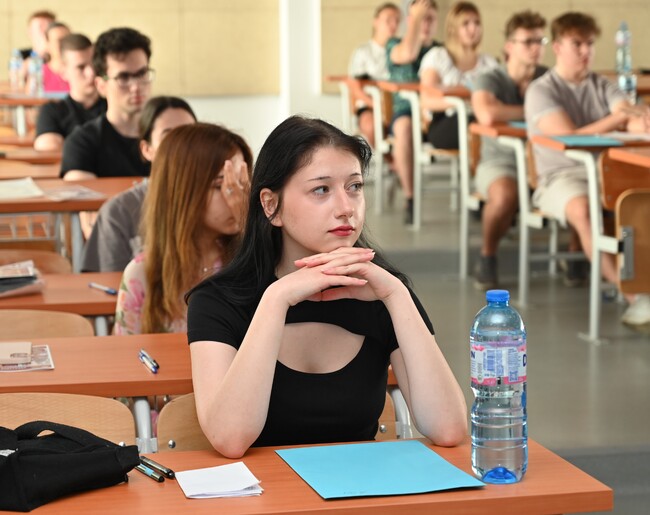 Нова възможност за кандидат-студентите в УНСС – Единен приемен изпит по математика във формат ДЗИ