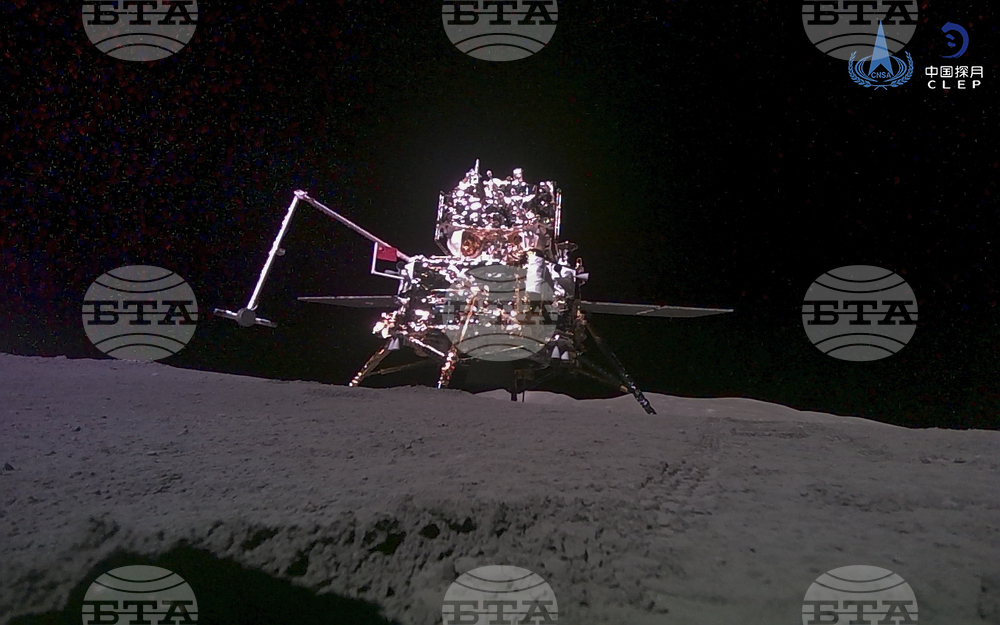 Учени откриха редки останки от метеорити в лунните образци, донесени от "Чанъе-6"