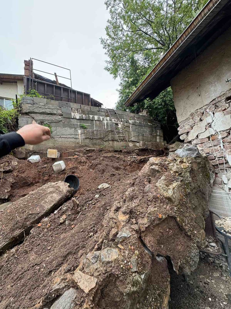 Тече обследване на срутилата се преди дни подпорна стена в пернишкия квартал „Каменина“, съобщи за БТА заместник-кметът Борис Томов