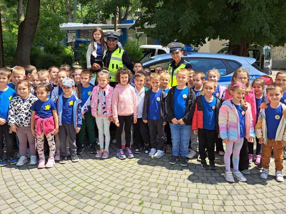 Възпитаници на детска градина "Космонавт" се включиха в акция "За да няма страх, спазвай пътния знак!"