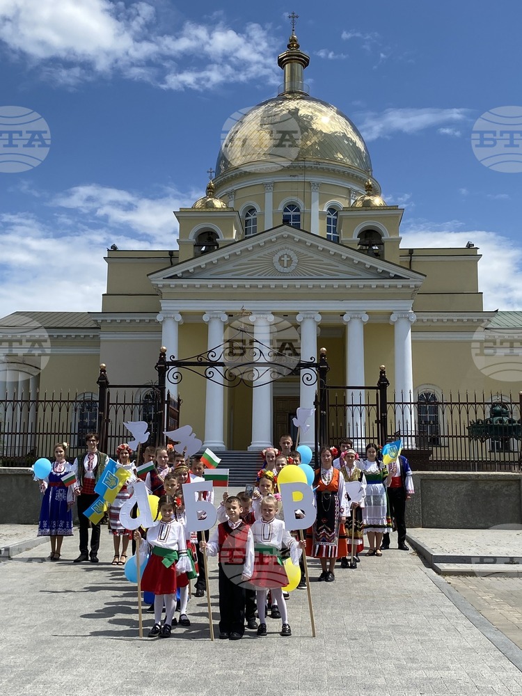 Болград отбеляза Деня на българската азбука, просвета и култура с празнично шествие, полагане на цветя и училищни изяви