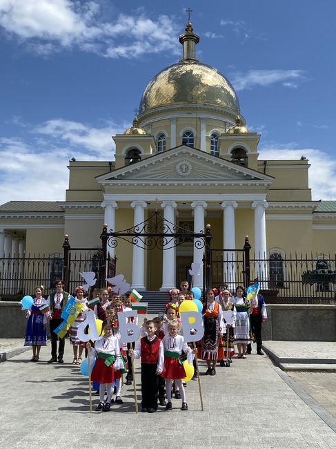 Болград отбеляза Деня на българската азбука, просвета и култура с празнично шествие, полагане на цветя и училищни изяви