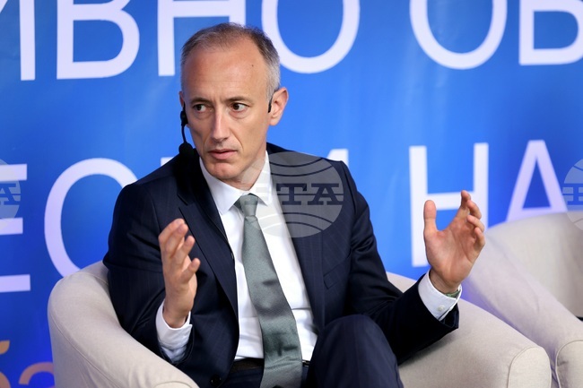 В десет училища руски език се изучава като първи профилиращ предмет, в други 40 има паралелки по руски език, каза министър Красимир Вълчев