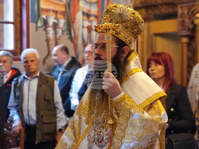 Сливенският митрополит Арсений: Онези, които са против вероучението, искат децата ни да бъдат консуматори, а не личности