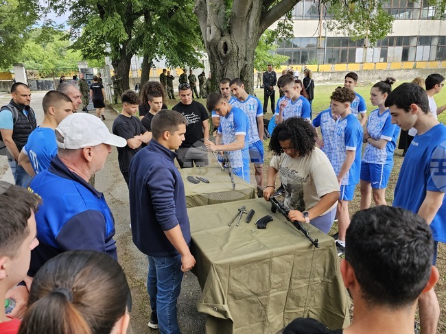 Ученици се състезаваха във военно-приложни игри и научиха повече за военната професия в Русе