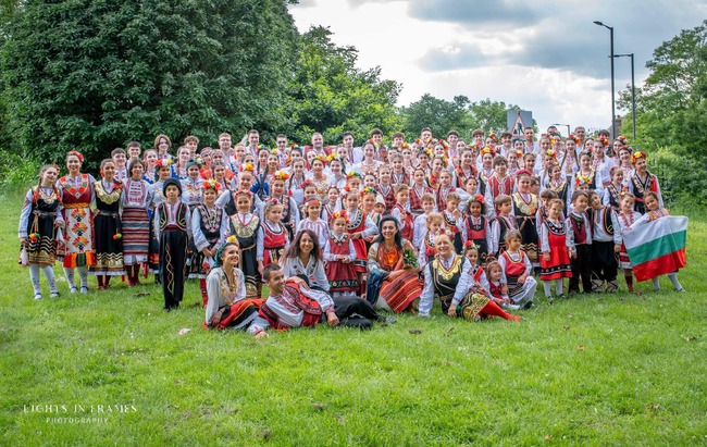 Танцовото ни семейство наброява над 120 деца, каза пред БТА Таня Петрова, ръководител на „Малките приятели“ в Лондон