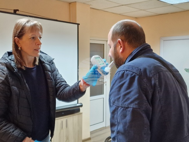 В Регионалната здравна инспекция в Перник измерваха безплатно нивото на въглероден оксид в издишания въздух