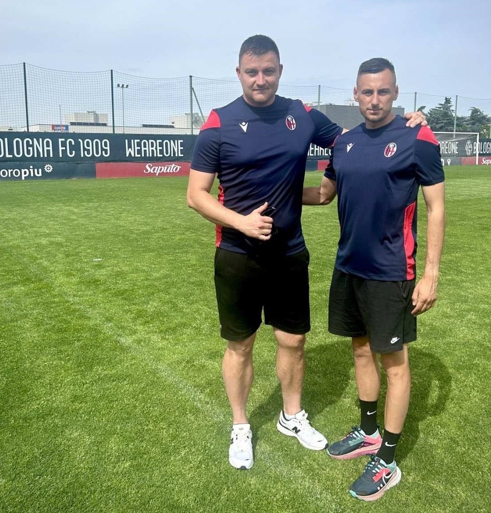 Двама треньори от детско-юношеската школа на футболния Хебър провеждат специализация в Болоня