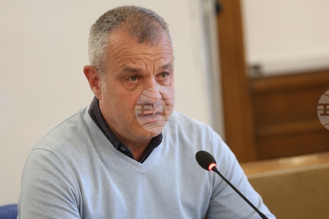 Вероятно ще спестим около 1 400 000 лева, ако приключим с БНТ4, каза Емил Кошлуков