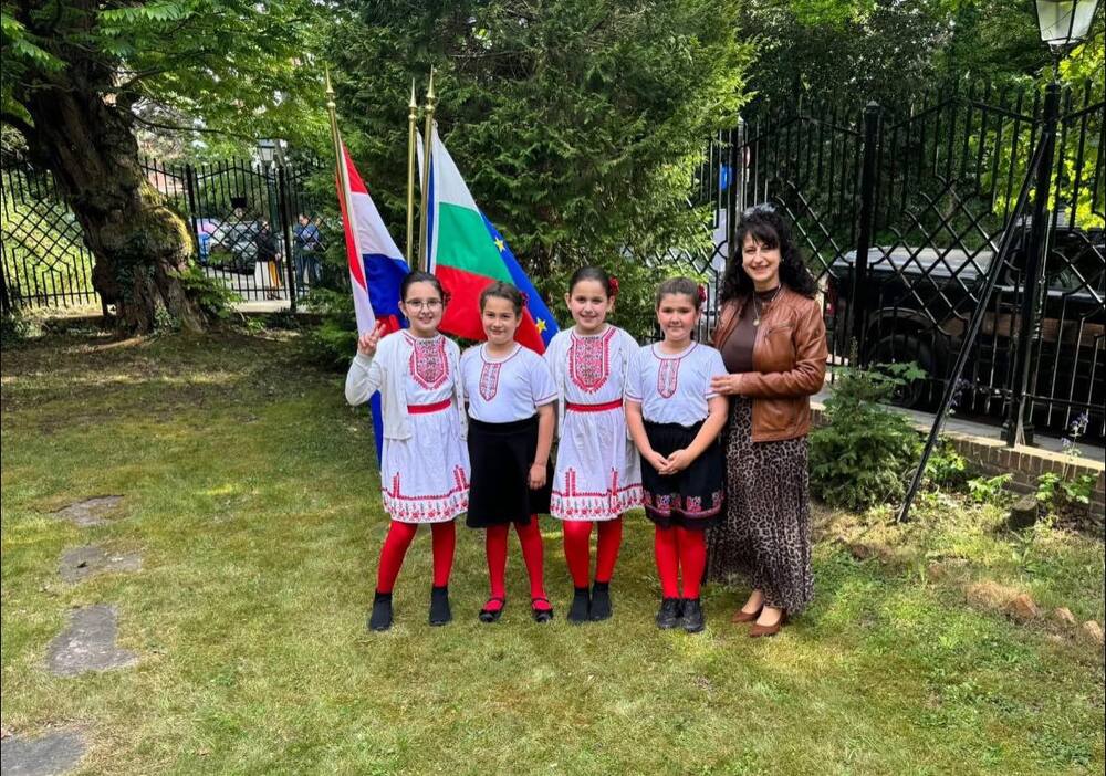 Ученици от училище „Васил Левски“ в Хага участваха в прием, посветен на 24 май, в Посолството ни в Нидерландия