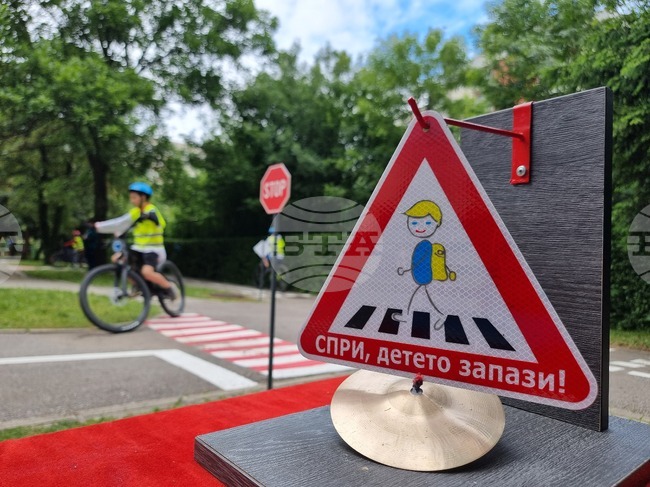 Всички първокласници в България ще получат светлоотразителни гривни в рамките на инициатива за пътна безопасност