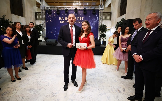 Президентът Румен Радев се срещна със зрелостниците, които ще отбележат своя абитуриентски бал в рамките на инициативата „Подкрепи една мечта“