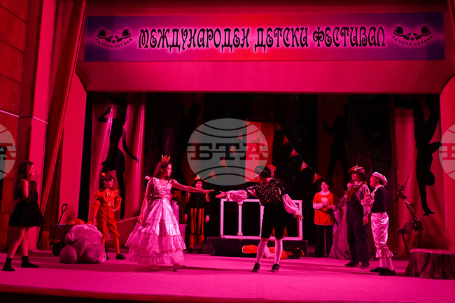 В Берковица започна Международният детски фестивал на изкуствата „Лачени обувки“