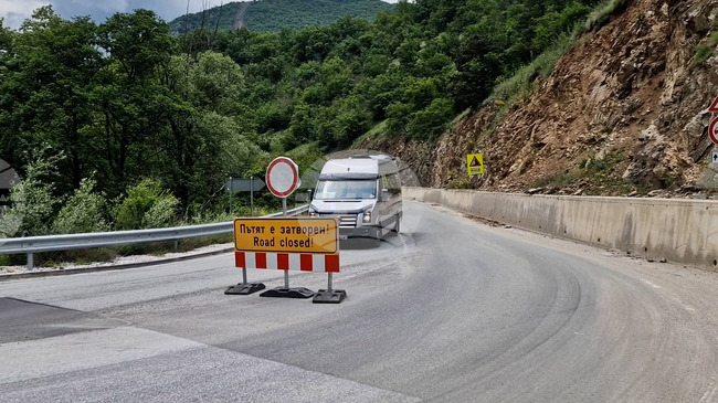 От полунощ се възстановява движението за превозни средства до 3,5 т по пътя Михалково - Кричим