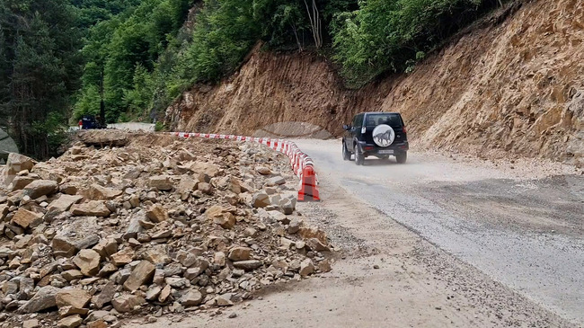 Ограничено е движението между селата Виево и Славейно заради свлечена земна маса