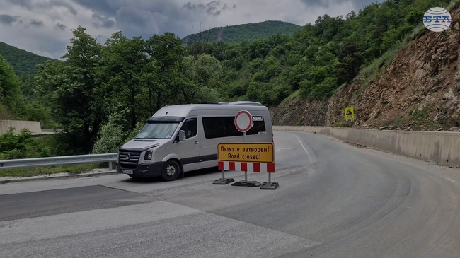 Камиони, автобуси и леки коли преминават по неукрепеното свлачище по пътя Девин - Михалково - Кричим, въпреки забраната за движение