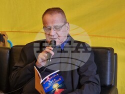 Поетът Боян Ангелов представя поетичната книга „3х23“, снимка – Даниел Димитров/БТА