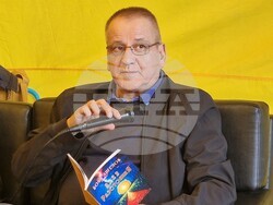 Поетът Боян Ангелов представя поетичната книга „3х23“, снимка – Даниел Димитров/БТА