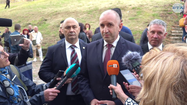 Опитите да бъда атакуван с това, че съм обнародвал закона за еврото са плоска манипулация, защото в него няма никакви дати, каза Румен Радев