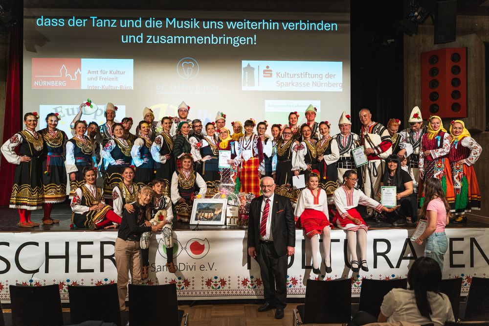 С тържествен концерт на 24 май, събрал над 500 души публика, танцова група „СамоДиви“ в Нюрнберг отбеляза своята 20-годишнина