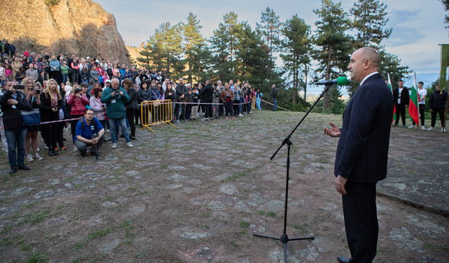 Румен Радев: Нека българите, надигнали глава в защита на своите изконни права, бъдат вдъхновението за всички, които днес милеем за България
