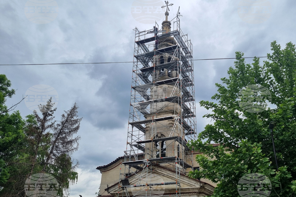 Извършва се авариен ремонт на камбанарията на храма „Св. Успение Богородично“ в Търговище